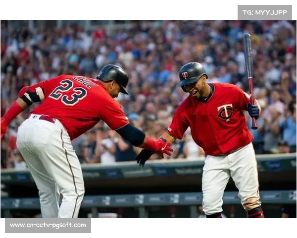 桑德哈根威胁使用顶膝，雏量级冠军战火药味十足