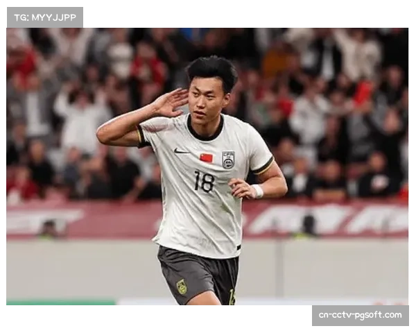 重庆铜梁龙小将杜月徵单刀破门,赛后与队友相拥庆祝